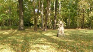 Die Sinnende im Herbstlicht