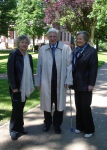 Dr. Günter Peters  mit der Biesdorfer Lehrerin Monika Berndt und Frau Sabine Phenn, Leiterin im Natur-und Umweltamt